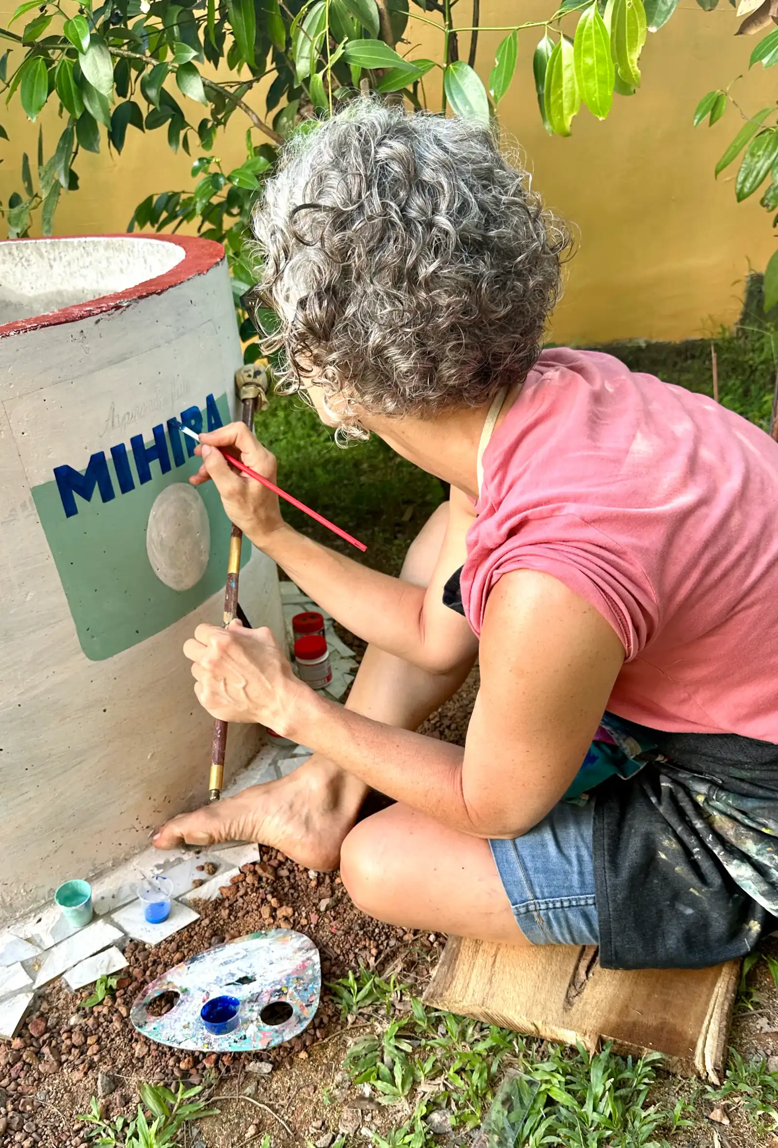 Andrea malt das Schild in Bentota