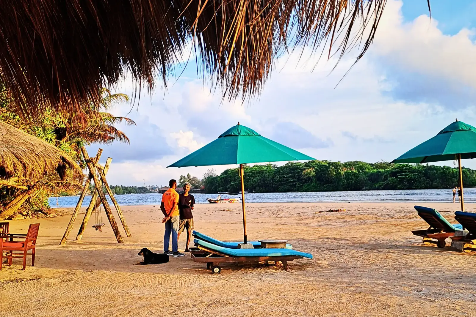 Palmenstrand mit Liegen und Sonnenschirm