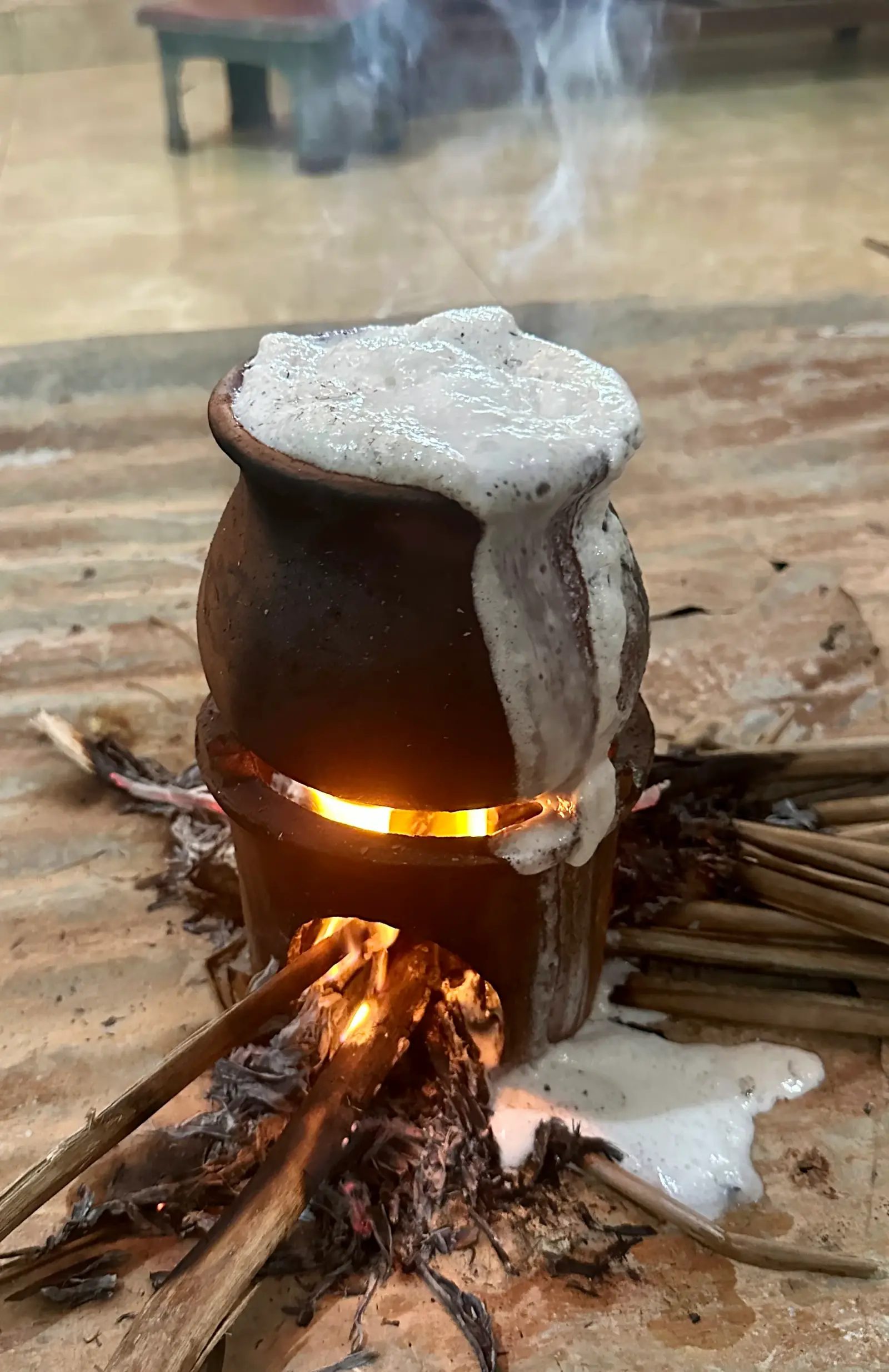 Kräutersud über offenem Feuer